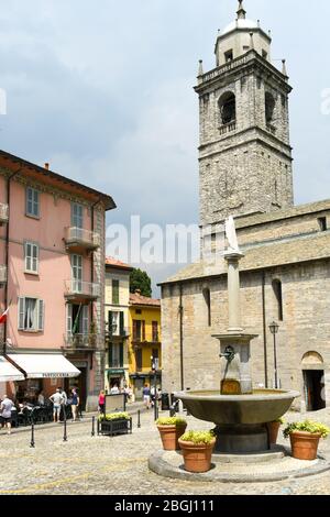 BELLAGIO, COMER SEE, ITALIEN - JUNI 2019: Die katholische Kirche "Basilica di San Giacomo" auf dem Stadtplatz von Bellagio am Comer See. Stockfoto