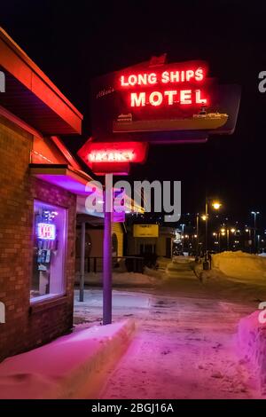 Long Ships Motel an einer Winternacht in Sault Ste. Marie in der Upper Peninsula von Michigan, USA [Keine Eigentumsfreigabe; für redaktionelle Lizenzierung verfügbar Stockfoto