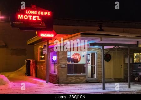 Long Ships Motel an einer Winternacht in Sault Ste. Marie in der Upper Peninsula von Michigan, USA [Keine Eigentumsfreigabe; für redaktionelle Lizenzierung verfügbar Stockfoto