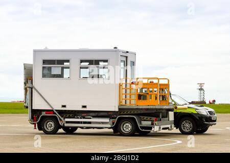 CARDIFF, WALES - JUNI 2019: Hydraulisches Speziallift-Fahrzeug am Flughafen Cardiff Wales. Es wird verwendet, um Passagiere im Rollstuhl bis zu einem Flugzeug zu heben Stockfoto