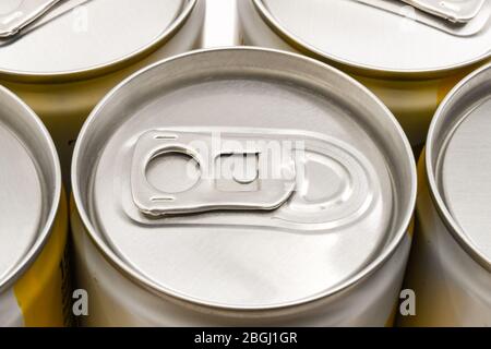 Nahaufnahme des Rings Ziehen Sie an einer ungeöffneten Dose Getränk Stockfoto