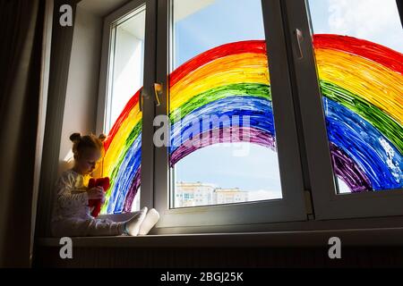 Lasst uns alle gut sein. Flash Mob Gesellschaft Gemeinschaft auf Selbstisolierung Quarantäne Pandemie Coronavirus. Kinder schaffen Künstler malt Kreativität Urlaub Stockfoto