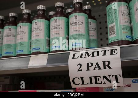 16. April 2020 - Montreal, QC, Canada: Wasserstoffperoxid-Flaschen in einer Apotheke und Limits Kaufzeichen, Coronavirus COVID-19 Pandemie Stockfoto
