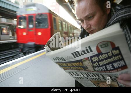 Bild zeigt: Person liest eine Zeitung Daily Mail. Stockfoto