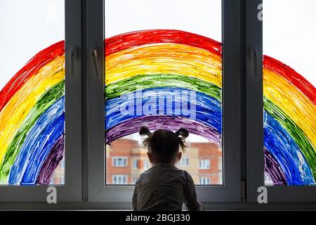 Lasst uns alle gut sein. Flash Mob Gesellschaft Gemeinschaft auf Selbstisolierung Quarantäne Pandemie Coronavirus. Kinder schaffen Künstler malt Kreativität Urlaub Stockfoto