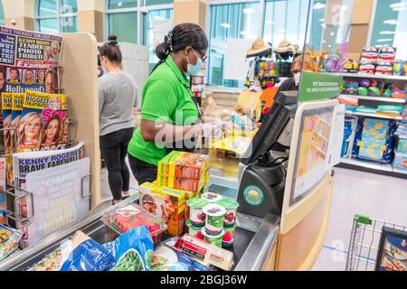 Miami Beach Florida, Publix Supermarkt, North Beach, Coronavirus Covid-19 Pandemiekrise, Kasse Schlange, Lebensmittel anstehen, Schwarze Schwarze Afrikaner Stockfoto