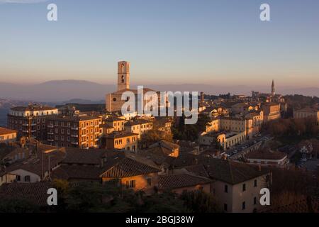 PERUGIA, ITALIEN - 9. DEZEMBER 2016: Perugia Stadtbild von oben bei Sonnenuntergang, mit der Kirche San Domenico im Hintergrund Stockfoto