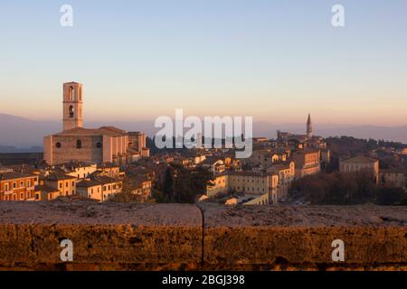 PERUGIA, ITALIEN - 9. DEZEMBER 2016: Blick auf Perugia mit seiner berühmten Kirche San Domenico Stockfoto