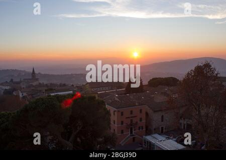 PERUGIA, ITALIEN - 9. DEZEMBER 2016: Sonnenuntergang durch umbrische Hügel von Perugia Stadt Stockfoto