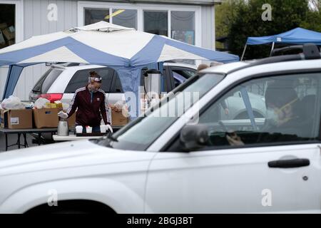 Portland, USA. April 2020. Sharon Wood bereitet am 21. April 2020 in der C3 Church Food Pantry in Portland, Oregon, heiße Getränke zu. Die Speisekammer hat die Nachfrage verdreifacht als Folge des neuartigen Coronavirus, aber dank großzügiger Spenden von größeren Lebensmittelgeschäften konnten sie weiterhin einen wesentlichen Gemeinwohl bieten. (Foto: Alex Milan Tracy/Sipa USA) Quelle: SIPA USA/Alamy Live News Stockfoto