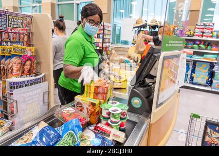 Miami Beach Florida, Publix Supermarkt, North Beach, Coronavirus Covid-19 Pandemiekrise, Kasse Schlange, Lebensmittel anstehen, Schwarze Schwarze Afrikaner Stockfoto