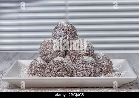 Vegane Bombons KakaoKokosnussbutter schließen Stockfoto