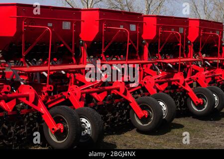 Rot kombinieren und Pflügen, gezogene Sprayer mit Tank und Flüssigkeit. Maschinen für Landwirtschaft und Landwirtschaft. Pflügen Sie die Haltungsgeräte Stockfoto