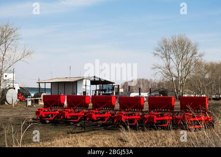 Rot kombinieren und Pflügen, gezogene Sprayer mit Tank und Flüssigkeit. Maschinen für Landwirtschaft und Landwirtschaft. Pflügen Sie die Haltungsgeräte Stockfoto