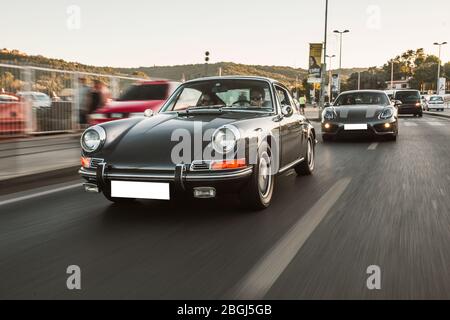 Schwarzer Oldtimer auf der Straße im Sonnenuntergang, Vorderansicht Stockfoto