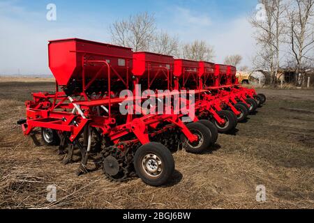 Rot kombinieren und Pflügen, gezogene Sprayer mit Tank und Flüssigkeit. Maschinen für Landwirtschaft und Landwirtschaft. Pflügen Sie die Haltungsgeräte Stockfoto