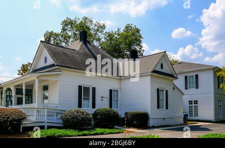 ALPHARETTA, GEORGIA - 13. September 2019: Der Alpharetta Historic District enthält mehrere historische Gebäude aus dem späten 19. Jahrhundert und o Stockfoto