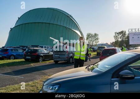 Drive-in Kino am Flughafen Essen/Mülheim, 'Motor Movies', temporäre Filmvorführung, im Luftschiffhangar der WDL, Veranstaltung nach Kontakt-System Stockfoto