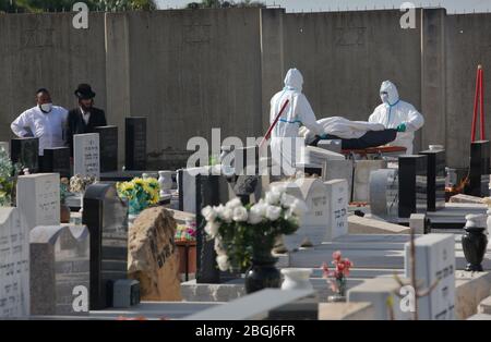 (200421) -- REHOVOT (ISRAEL), 21. April 2020 (Xinhua) -- Bestattungsarbeiter, die Masken und Schutzausrüstung tragen, tragen die Leiche eines Patienten, der am 21. April 2020 an COVID-19 gestorben ist, auf einem Friedhof in der zentralisraelischen Stadt Rehovot. Das israelische Gesundheitsministerium meldete am Dienstag 229 neue Fälle, was die Gesamtzahl der Infektionen auf 13,942 brachte. (Foto von Gil Cohen Magen/Xinhua) Quelle: Xinhua/Alamy Live News Stockfoto