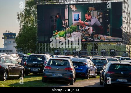 Drive-in Kino am Flughafen Essen/Mülheim, 'Motor Movies', temporäre Filmvorführung, im Luftschiffhangar der WDL, Veranstaltung nach Kontakt-System Stockfoto