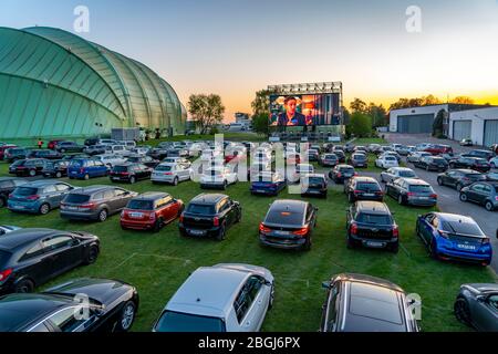 Drive-in Kino am Flughafen Essen/Mülheim, 'Motor Movies', temporäre Filmvorführung, im Luftschiffhangar der WDL, Veranstaltung nach Kontakt-System Stockfoto