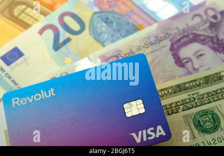 Stone / Großbritannien - April 14 2020: Die neue Revolut-Karte. Brandneue Revolut Bankkarte und Geld. Stockfoto