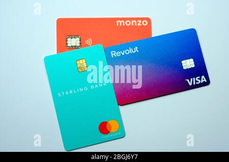 Stone / Großbritannien - April 15 2020: Revolut, Starling, Monzo Bankkarten aufeinander gelegt. Enthält die neue überarbeitete Revolut, die nicht h Stockfoto