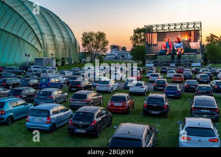 Drive-in Kino am Flughafen Essen/Mülheim, 'Motor Movies', temporäre Filmvorführung, im Luftschiffhangar der WDL, Veranstaltung nach Kontakt-System Stockfoto