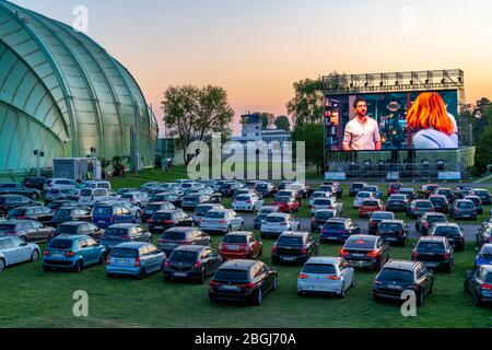 Drive-in Kino am Flughafen Essen/Mülheim, 'Motor Movies', temporäre Filmvorführung, im Luftschiffhangar der WDL, Veranstaltung nach Kontakt-System Stockfoto