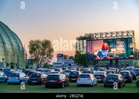 Drive-in Kino am Flughafen Essen/Mülheim, 'Motor Movies', temporäre Filmvorführung, im Luftschiffhangar der WDL, Veranstaltung nach Kontakt-System Stockfoto