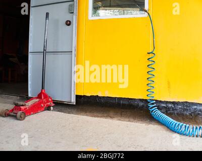 Hydraulische Wagenheber zum Anheben des Autos für den Radwechsel Stockfoto
