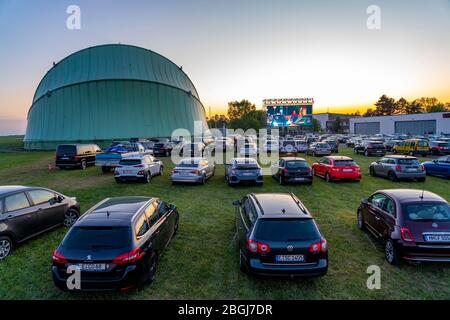 Drive-in Kino am Flughafen Essen/Mülheim, 'Motor Movies', temporäre Filmvorführung, im Luftschiffhangar der WDL, Veranstaltung nach Kontakt-System Stockfoto