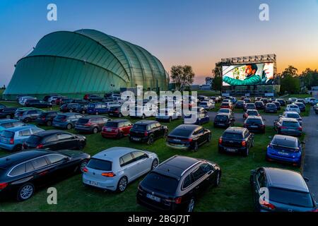 Drive-in Kino am Flughafen Essen/Mülheim, 'Motor Movies', temporäre Filmvorführung, im Luftschiffhangar der WDL, Veranstaltung nach Kontakt-System Stockfoto