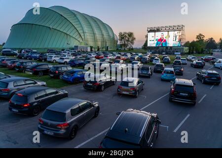 Drive-in Kino am Flughafen Essen/Mülheim, 'Motor Movies', temporäre Filmvorführung, im Luftschiffhangar der WDL, Veranstaltung nach Kontakt-System Stockfoto