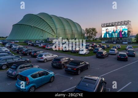 Drive-in Kino am Flughafen Essen/Mülheim, 'Motor Movies', temporäre Filmvorführung, im Luftschiffhangar der WDL, Veranstaltung nach Kontakt-System Stockfoto