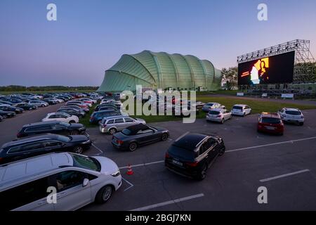 Drive-in Kino am Flughafen Essen/Mülheim, 'Motor Movies', temporäre Filmvorführung, im Luftschiffhangar der WDL, Veranstaltung nach Kontakt-System Stockfoto