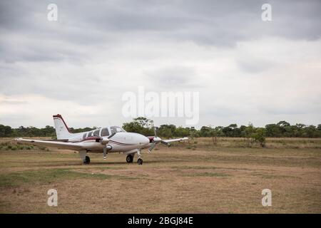 Kleines Flugzeug auf Buschpiste in abgelegenstem Safari-Camp in Busanga Plains, Kafue National Park, North Western Province, Sambia. Stockfoto