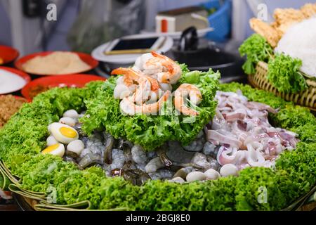 Rohe und gekochte Garnelen werden auf dem Markt verkauft Stockfoto