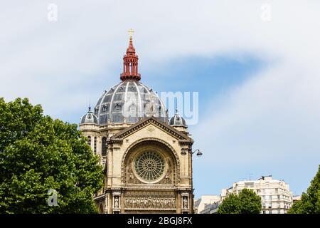 Die Kuppel der Kirche Saint-Augustin in Paris, sonniger Frühlingstag Stockfoto