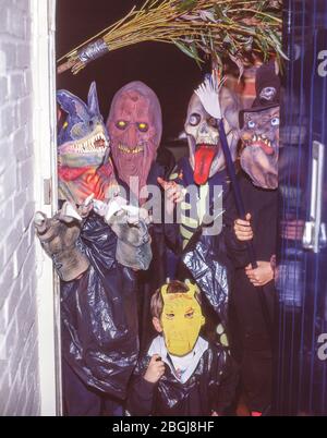 Kinder 'Trick-or-treating' in doorway, Ascot, Berkshire, Großbritannien Stockfoto