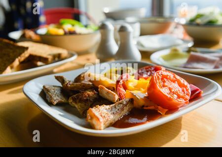Gegrilltes Fleischstück mit Knochen und Gemüse Stockfoto