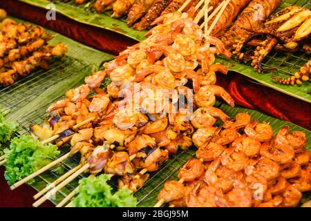 Gegrillte Meeresfrüchte auf Holzspieße aus nächster Nähe Stockfoto