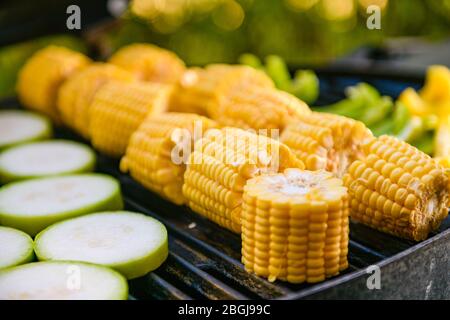 gemüsegrill mit Mais und Zucchini im Freien Stockfoto