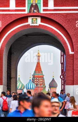 Basilius-Kathedrale vom Resurection-Tor auf dem Roten Platz, Moskau Stockfoto