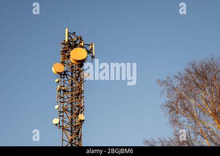 Telekommunikationsmast - Richtantennenschalen für Mobiltelefone. Stockfoto