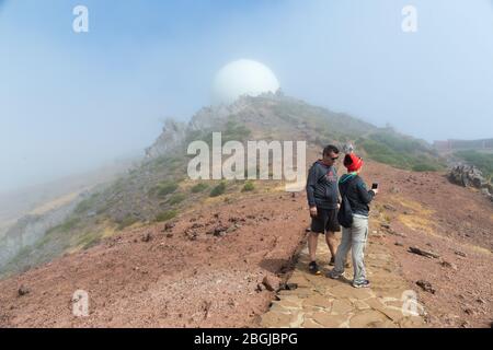 MADEIRA, PORTUGAL - 1. AUGUST 2018: Touristen bewundern die Landschaft auf einem Wanderweg in den Bergen von Madeira, nahe dem Gipfel des Pico do Arieiro Stockfoto