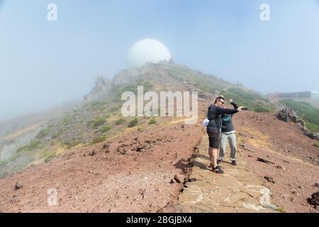 MADEIRA, PORTUGAL - 1. AUGUST 2018: Touristen bewundern die Landschaft auf einem Wanderweg in den Bergen von Madeira, nahe dem Gipfel des Pico do Arieiro Stockfoto