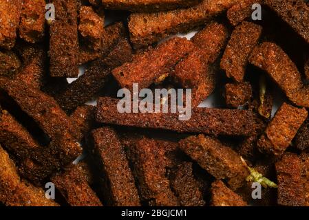 Salzige Croutons von braunem Brot mit Knoblauch und Salz. Gebratene Croutons in der Nähe. Biernack Stockfoto