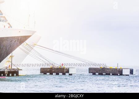 Zwei Kreuzfahrtschiffe mit Festmacherseilen Seite im Hafen gebunden werden Stockfoto