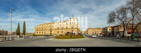 Toledo, Spanien - 17. Dezember 2018: Kirche des heiligen Johannes des Täufers - Iglesia de San Juan Batista in Toledo, Spanien. Angenehmer, sonniger Winter, aber warmer Tag. Sup Stockfoto